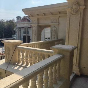 临沂 黄金麻别墅外墙干挂雕花配合阳台栏杆花瓶柱