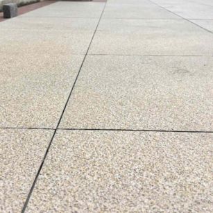 临沂 黄金麻花岗岩石板材荔枝面地面铺装效果