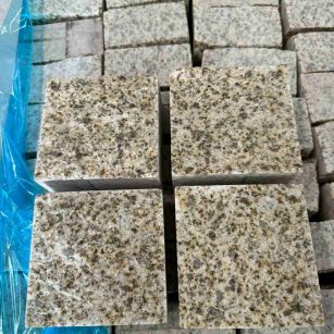 临沂 黄金麻花岗岩自然面小方块，弹石，马蹄石等