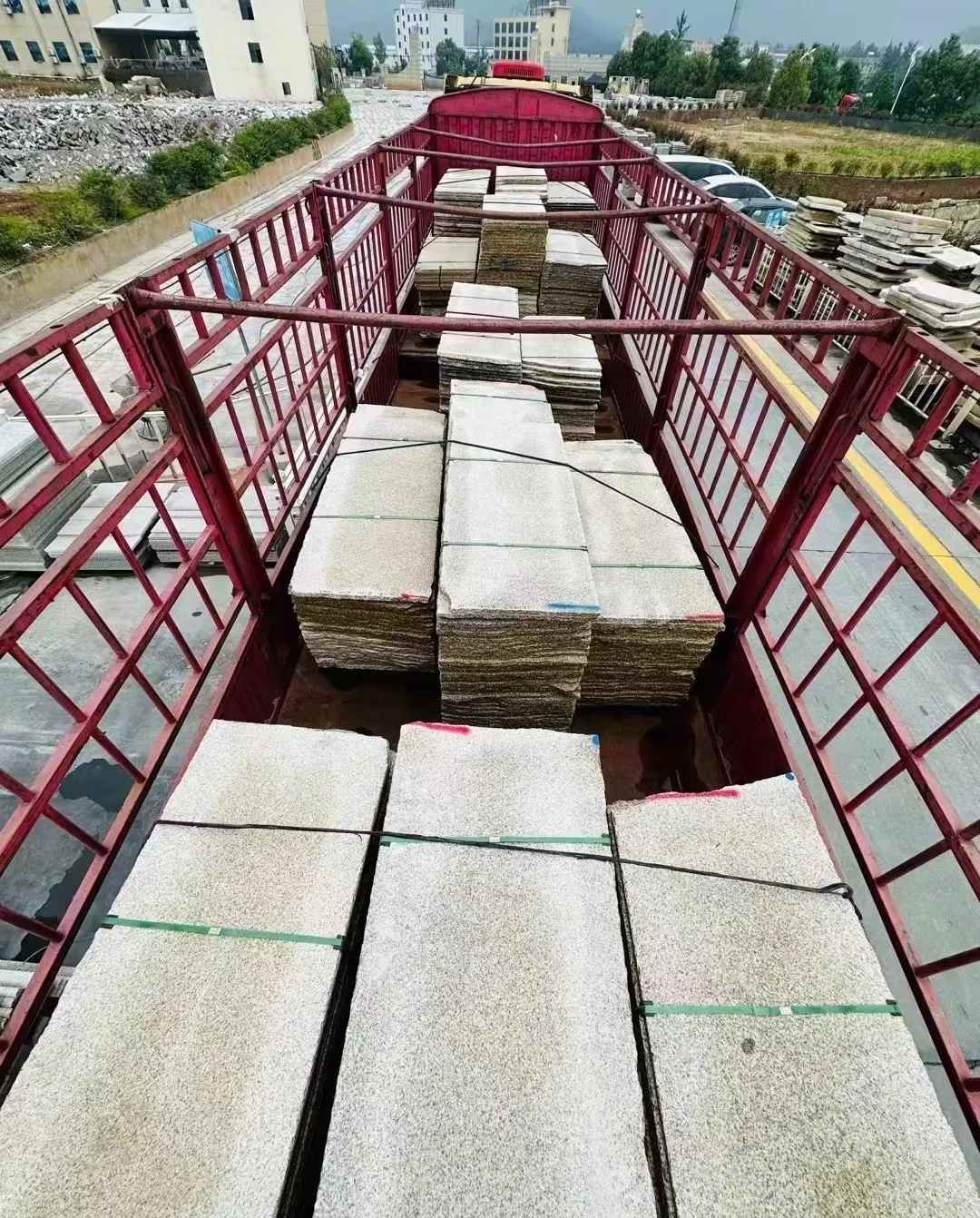 临沂 黄金麻花岗岩荔枝面，光面毛板装车完成