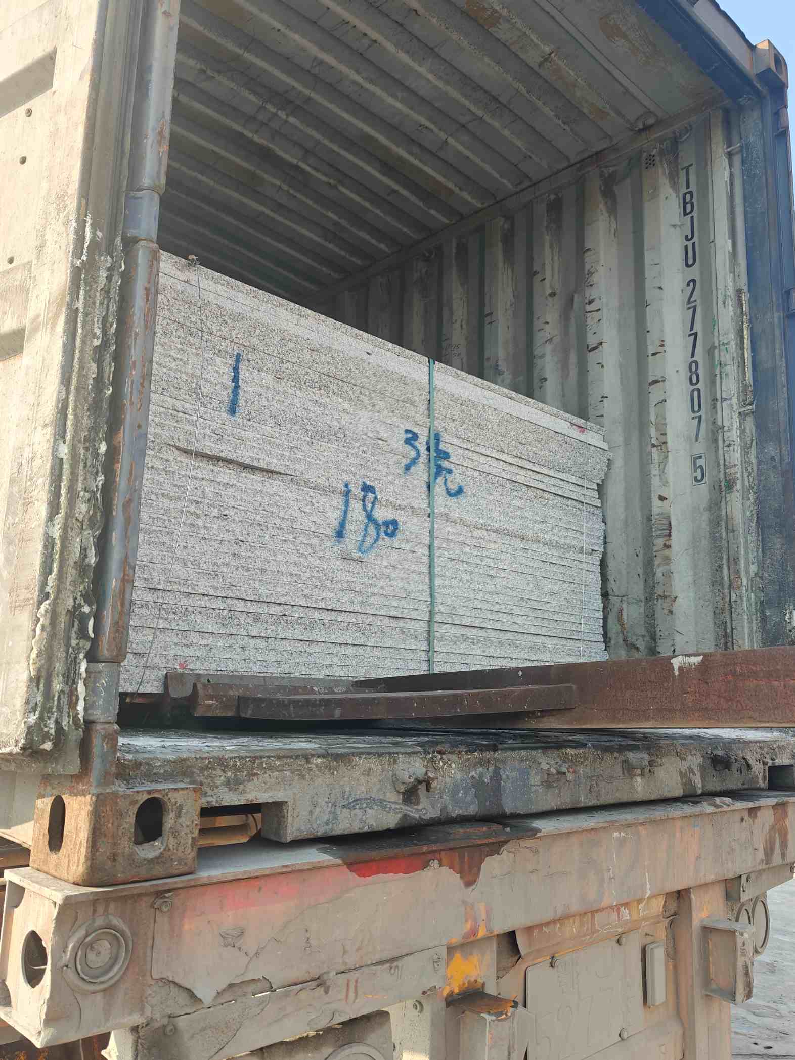 临沂 芝麻白花岗岩石材3.0公分光面毛板装柜出货