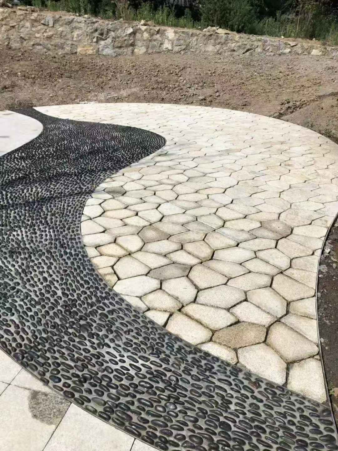 临沂 黄金麻冰裂纹地铺石工地铺装案例