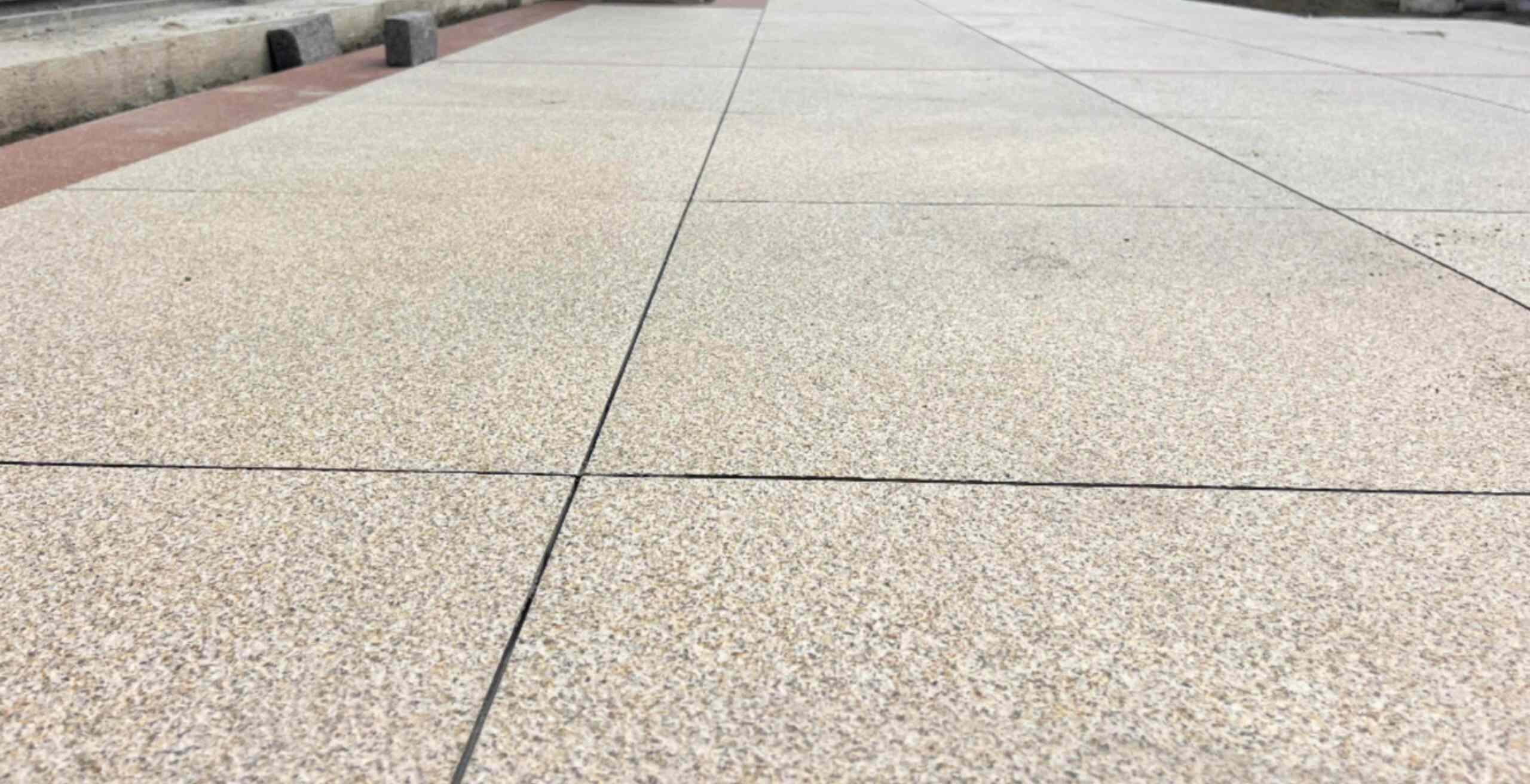 临沂 黄金麻花岗岩石板材荔枝面地面铺装效果