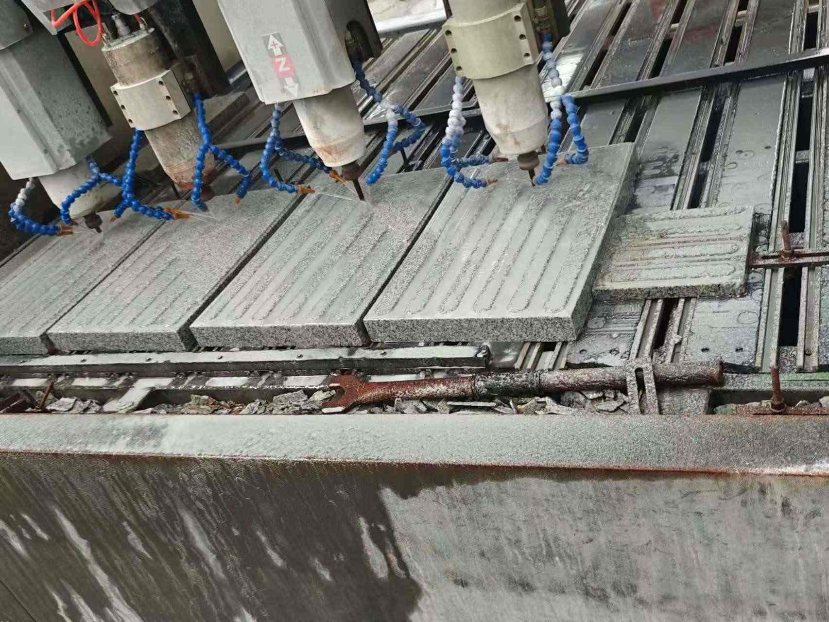 临沂 芝麻白花岗岩荔枝面盲道雕刻