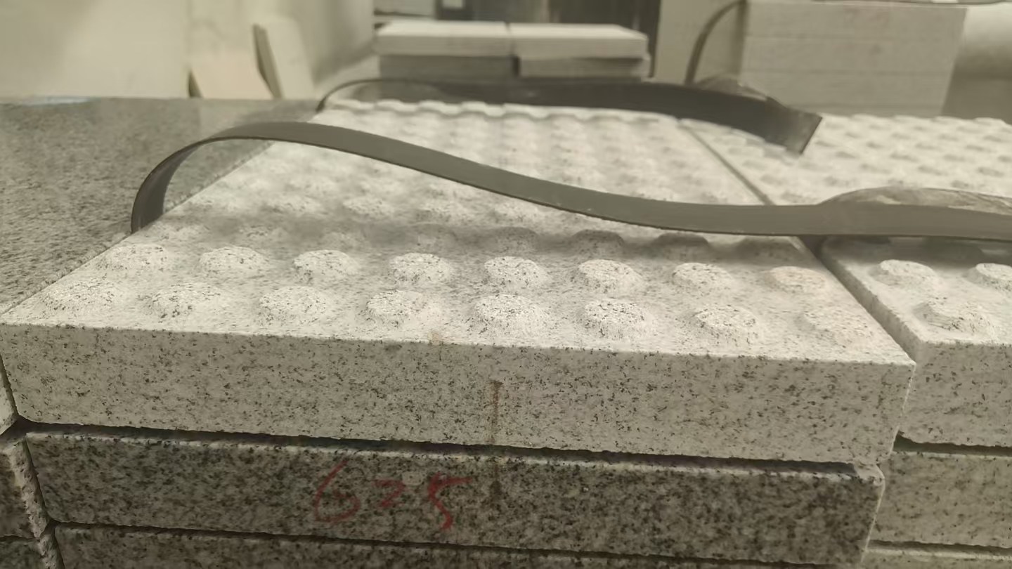 临沂 芝麻白花岗岩6.0公分荔枝面五轴加工雕刻盲点