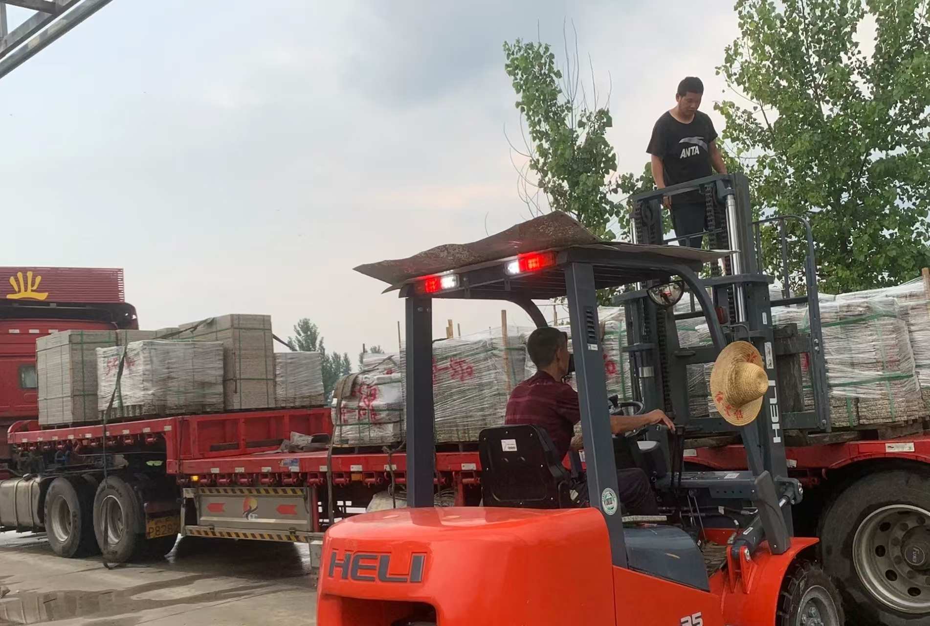 临沂 黄金麻冰裂纹，地铺石装车