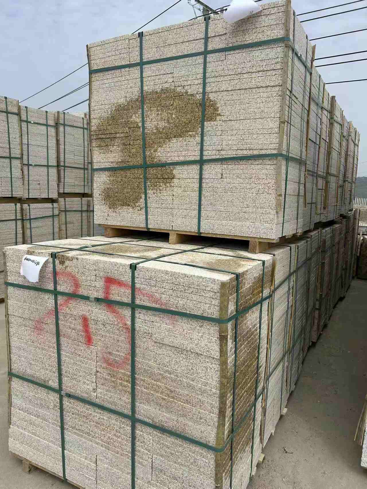 临沂 黄金麻花岗岩石材荔枝面地铺石2.5*300*600