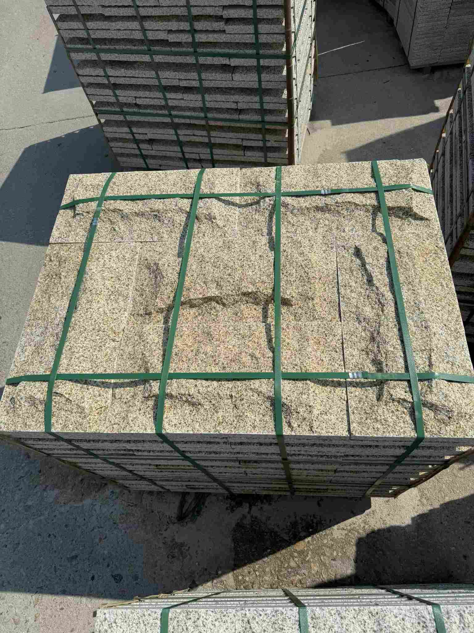 临沂 黄金麻花岗岩石材自然面蘑菇石成品