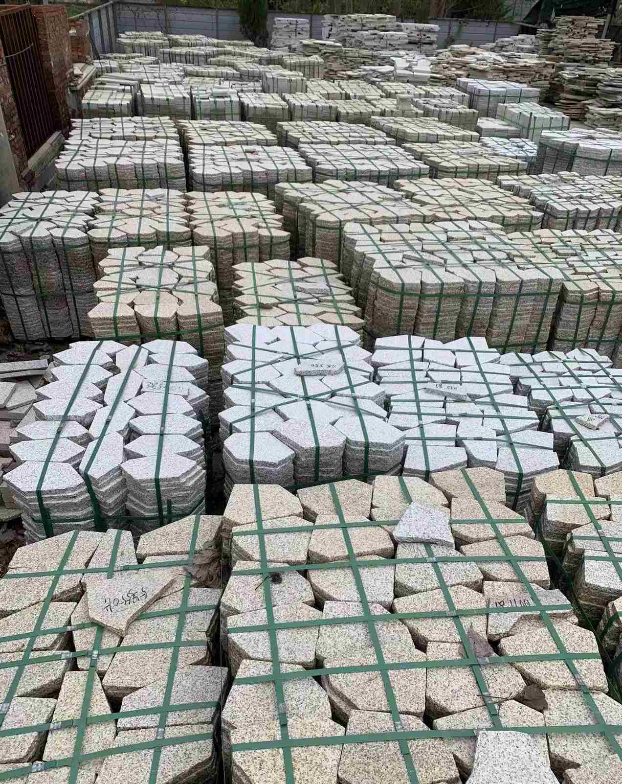 临沂 黄金麻白麻花岗岩荔枝面地铺石(冰裂纹)