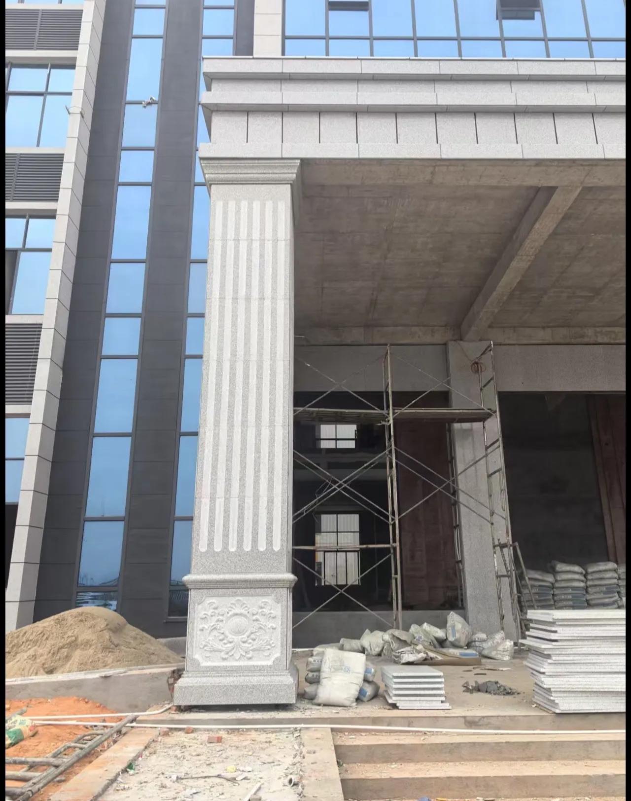 临沂 芝麻白光面花岗岩门楼大柱（罗马柱）配雕花底座