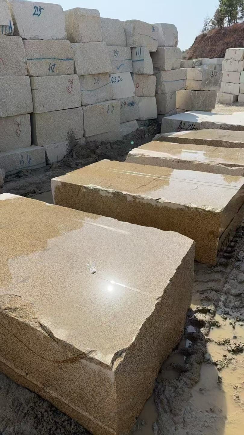 临沂 黄金麻方料堆场洗料分选中，原材料充足