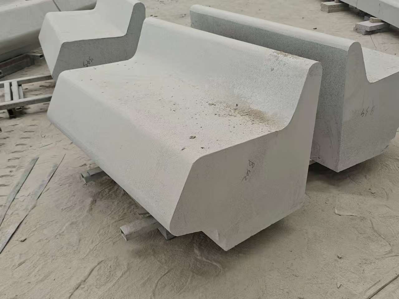 临沂 芝麻白花岗岩异形坐凳，石凳