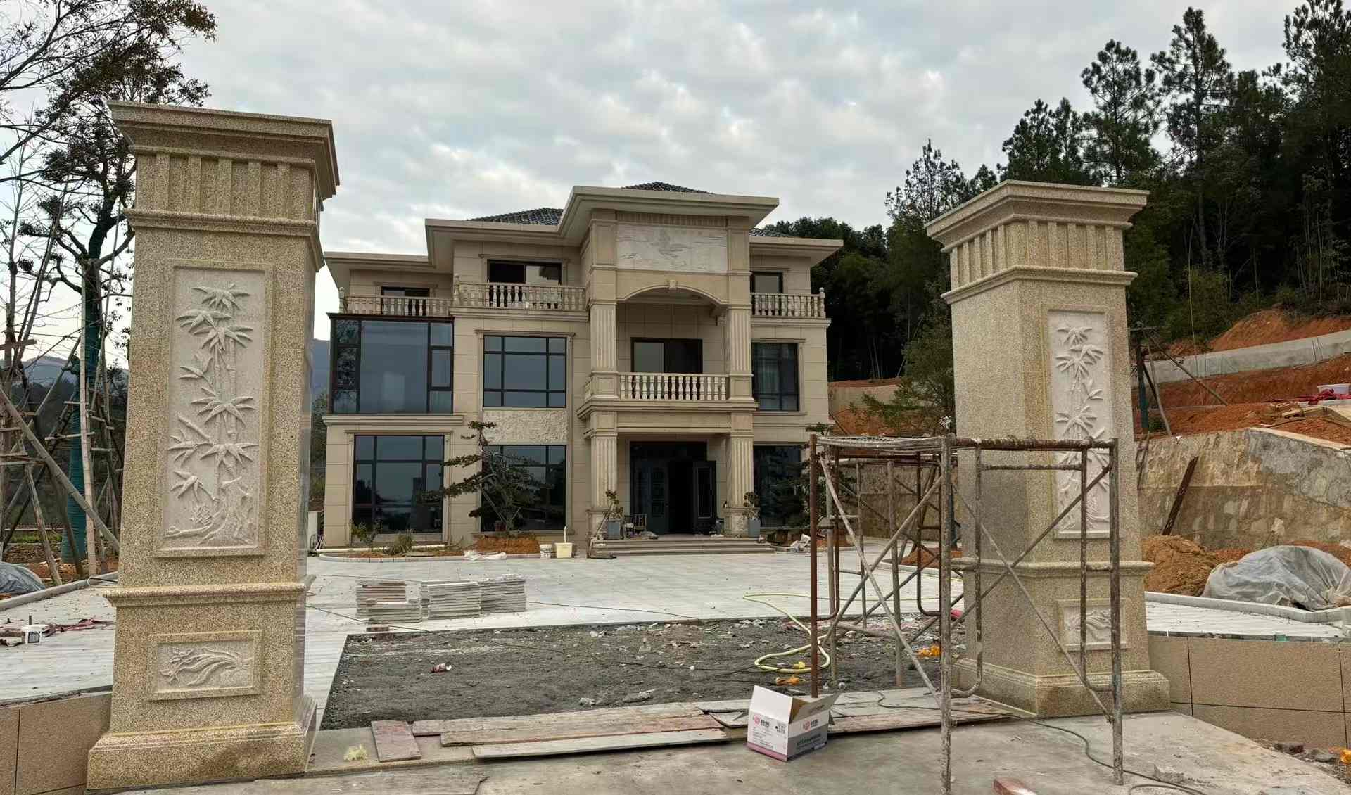 临沂 黄金麻花岗岩别墅雕花外墙干挂配上门口雕花罗马柱