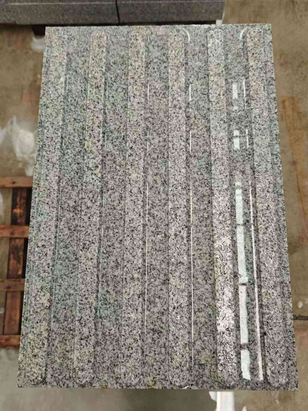 临沂 芝麻白花岗岩荔枝面雕刻盲道，盲条