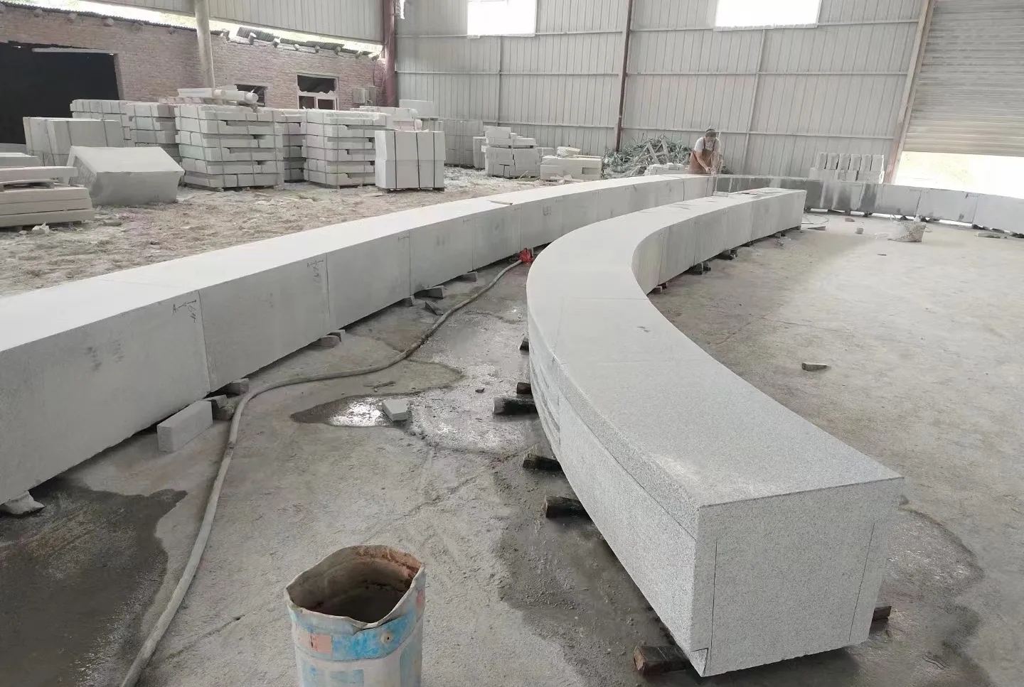 临沂芝麻白花岗岩石板材 园林光面弧形坐凳