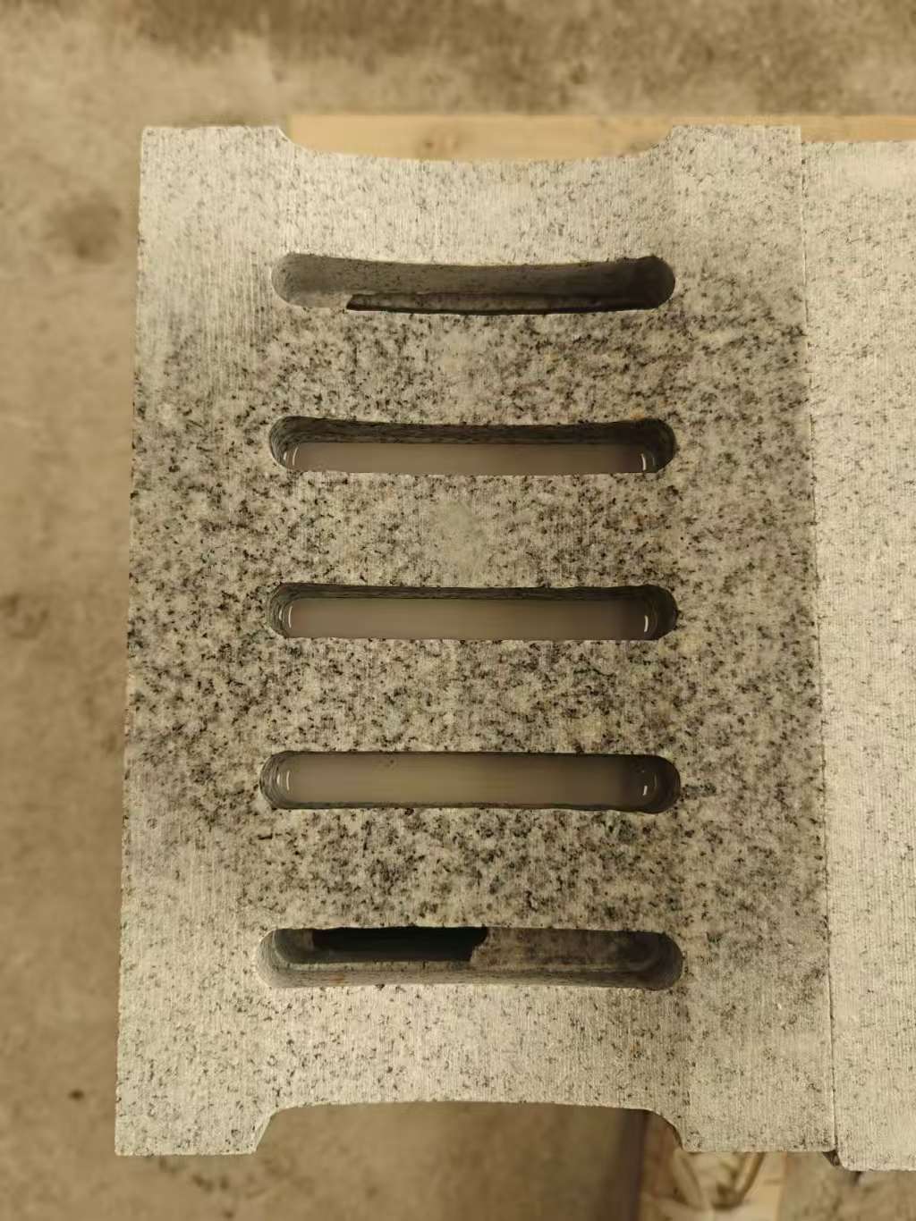 临沂 芝麻白拉丝面花岗岩U型开槽排水槽