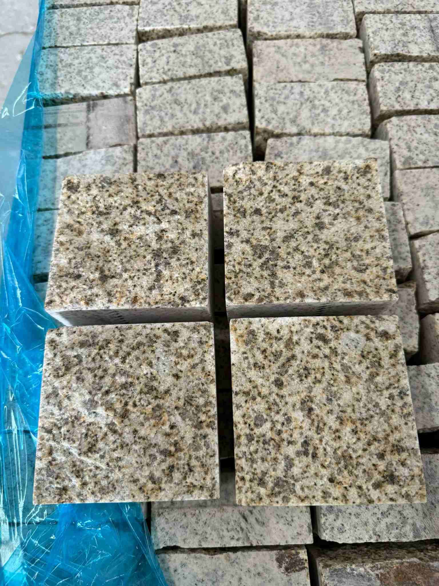 临沂 黄金麻花岗岩自然面小方块，弹石，马蹄石等