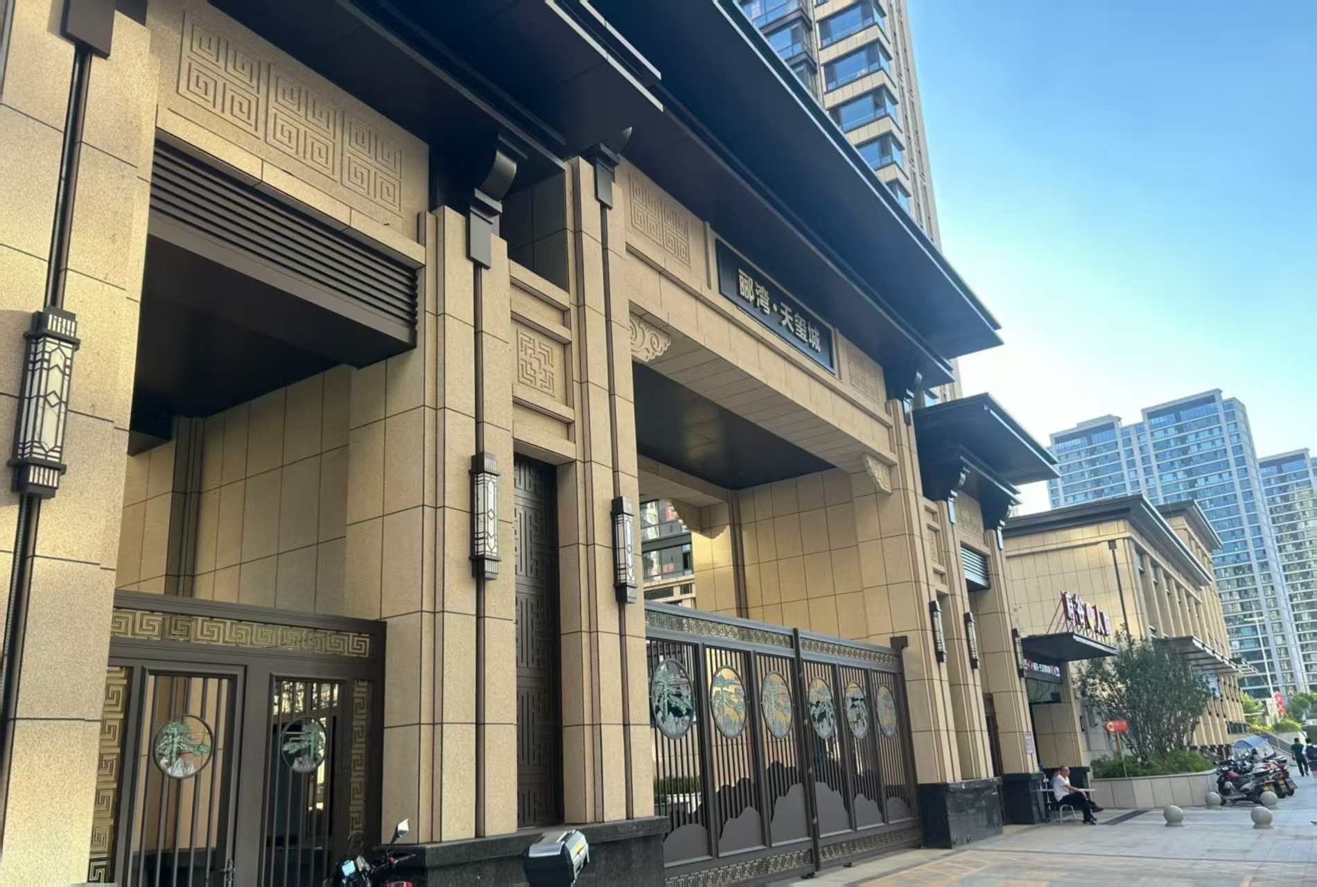 临沂 黄金麻花岗岩荔枝面小区门楼外墙干挂