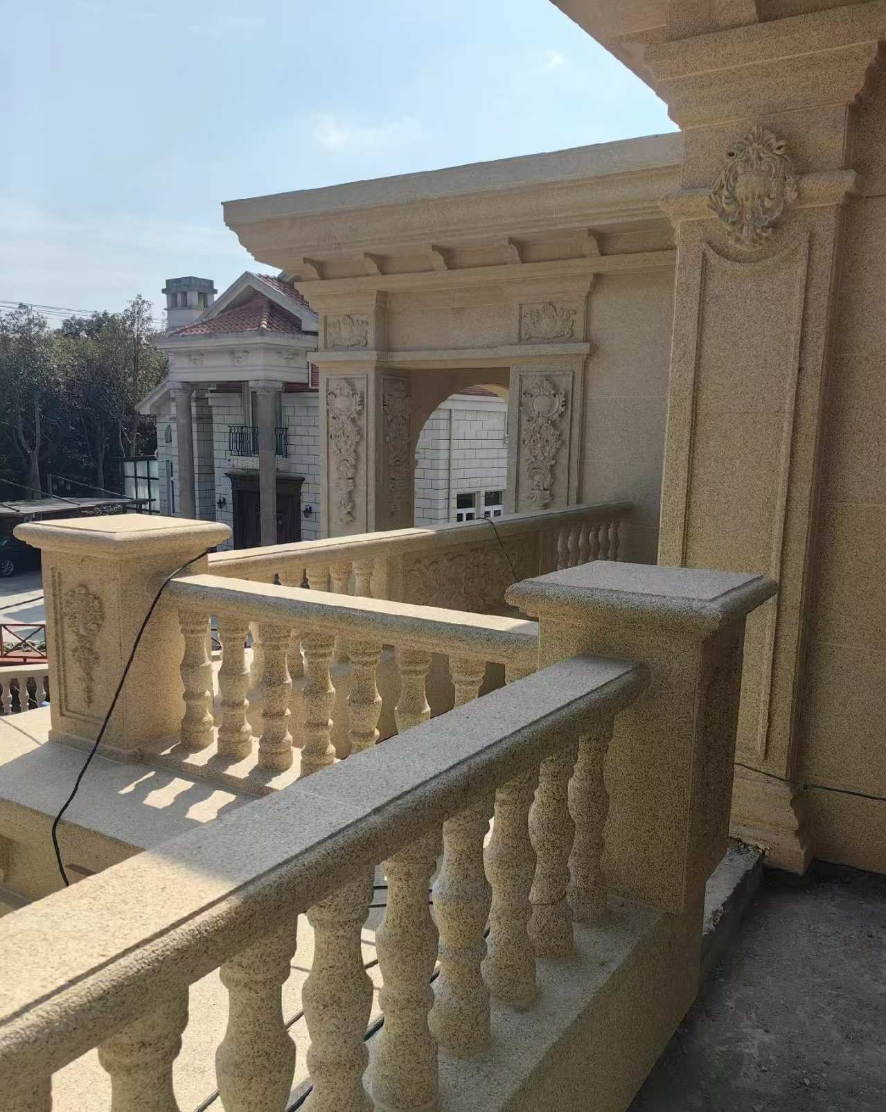 临沂 黄金麻别墅外墙干挂雕花配合阳台栏杆花瓶柱