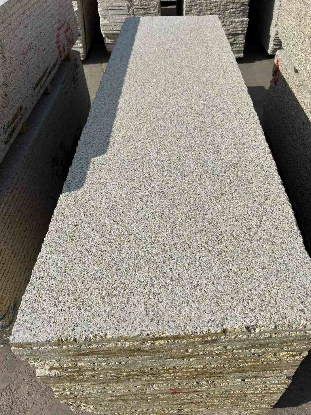 临沂 黄金麻花岗岩荔枝面毛板，半成品