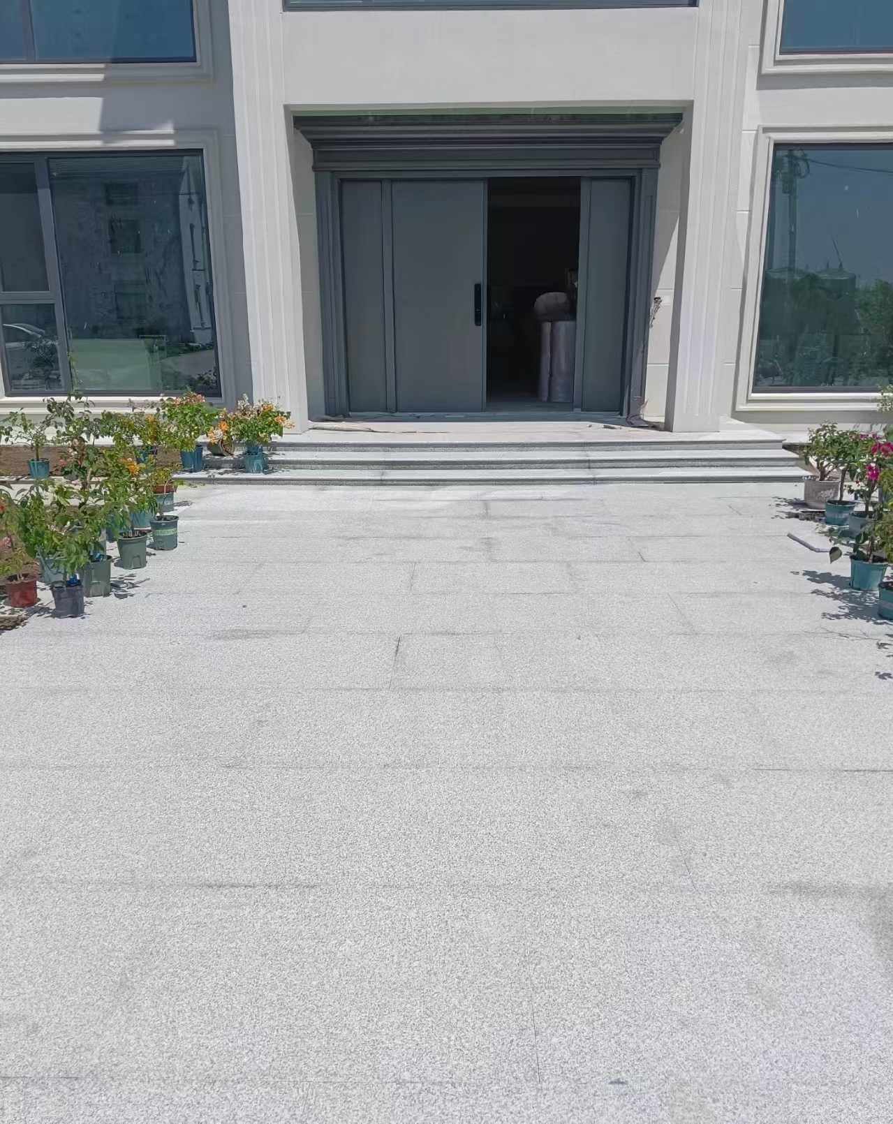 临沂 芝麻白花岗岩地铺石地面铺装