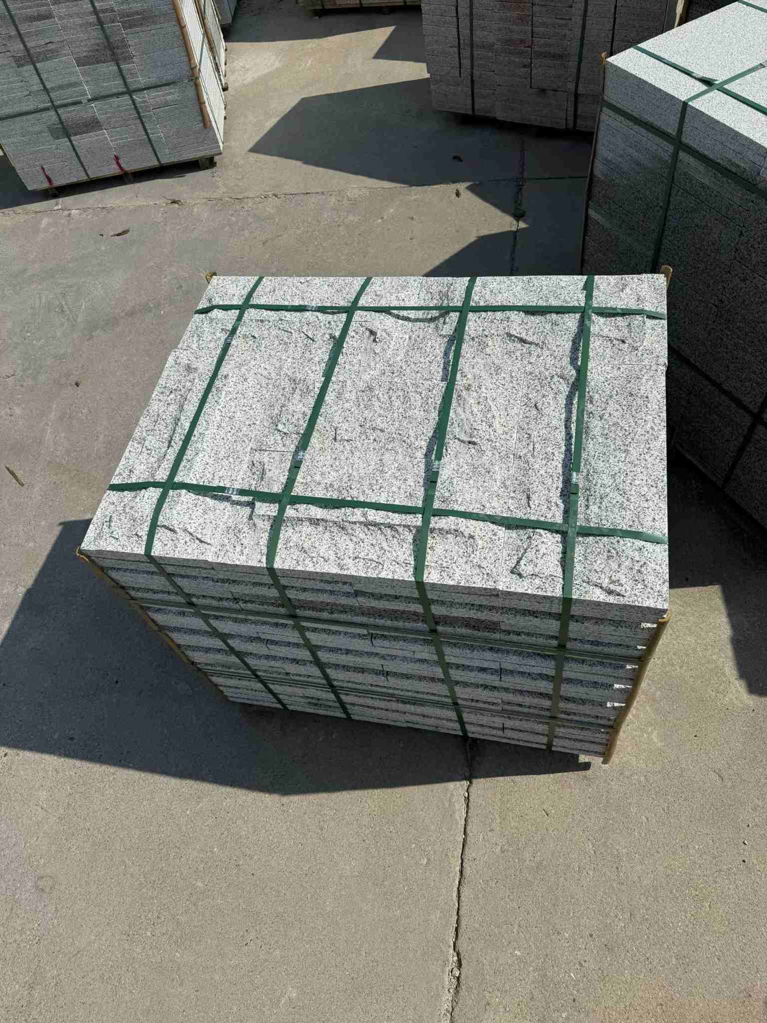 临沂 白麻花岗岩石材自然面蘑菇石成品