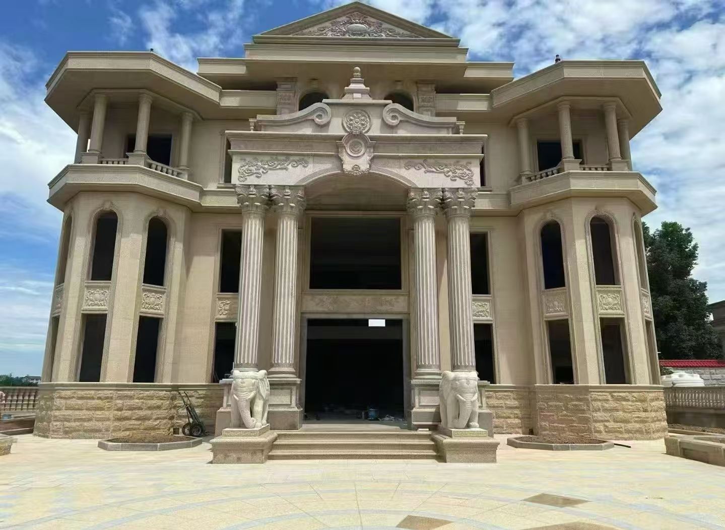 临沂 黄金麻别墅外墙干挂，大柱，大象，蘑菇石，雕花板