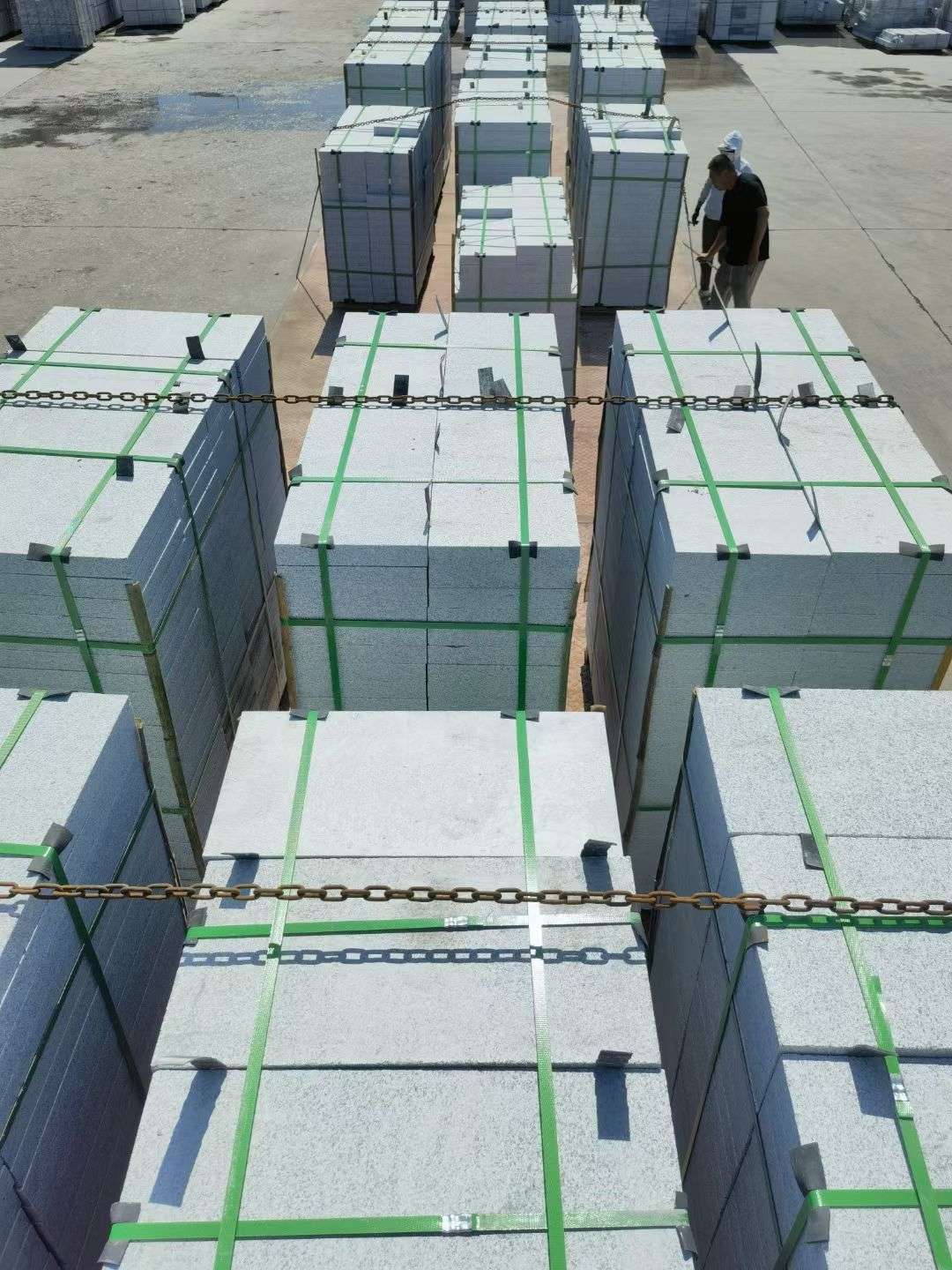 临沂 芝麻白花岗岩5公分地铺石 花岗岩厂家工厂装车日常